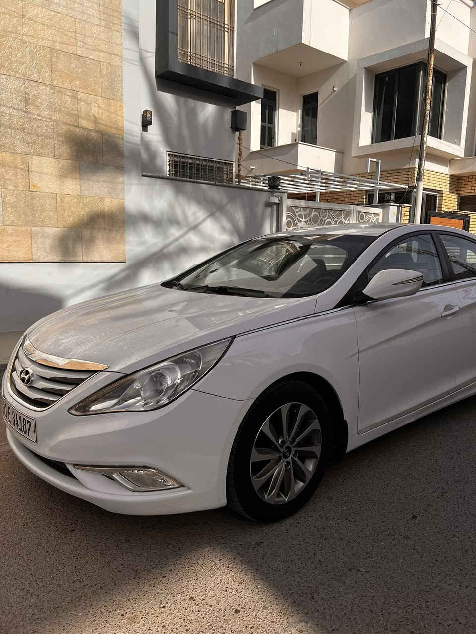 السلام عليكم 
هونداي سوناتا 2013 شكل 2014

خليجي مكفولة من الضربة والصبغ والبارد
مواصفات الشركة العامة معروفة كرسي كهرباء تحكمات فول حساس خلفي مكينة 2400 دوش شفتات مري شفط 
السيارة ماشية 79 الف حقيقي شرط الفحص كلش جديدة على ايد وحدة 
رقم بغداد الدولي بأسمي 
عنوان السيارة بغداد / الكرخ 
رقم الهاتف ***********
