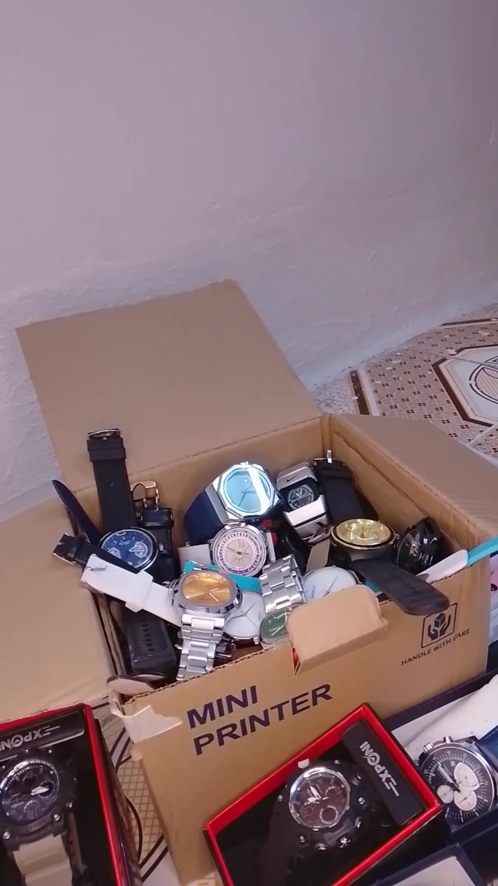 السلام عليكم وجبه ساعات شعبيه للبيع جمله فقط .. العدد 65 قطعه كلهن شغالات ونظافه فول ونفس ماموضح الكم بالفيديو الاستفسار على رقم *********** الرزق للجميع
