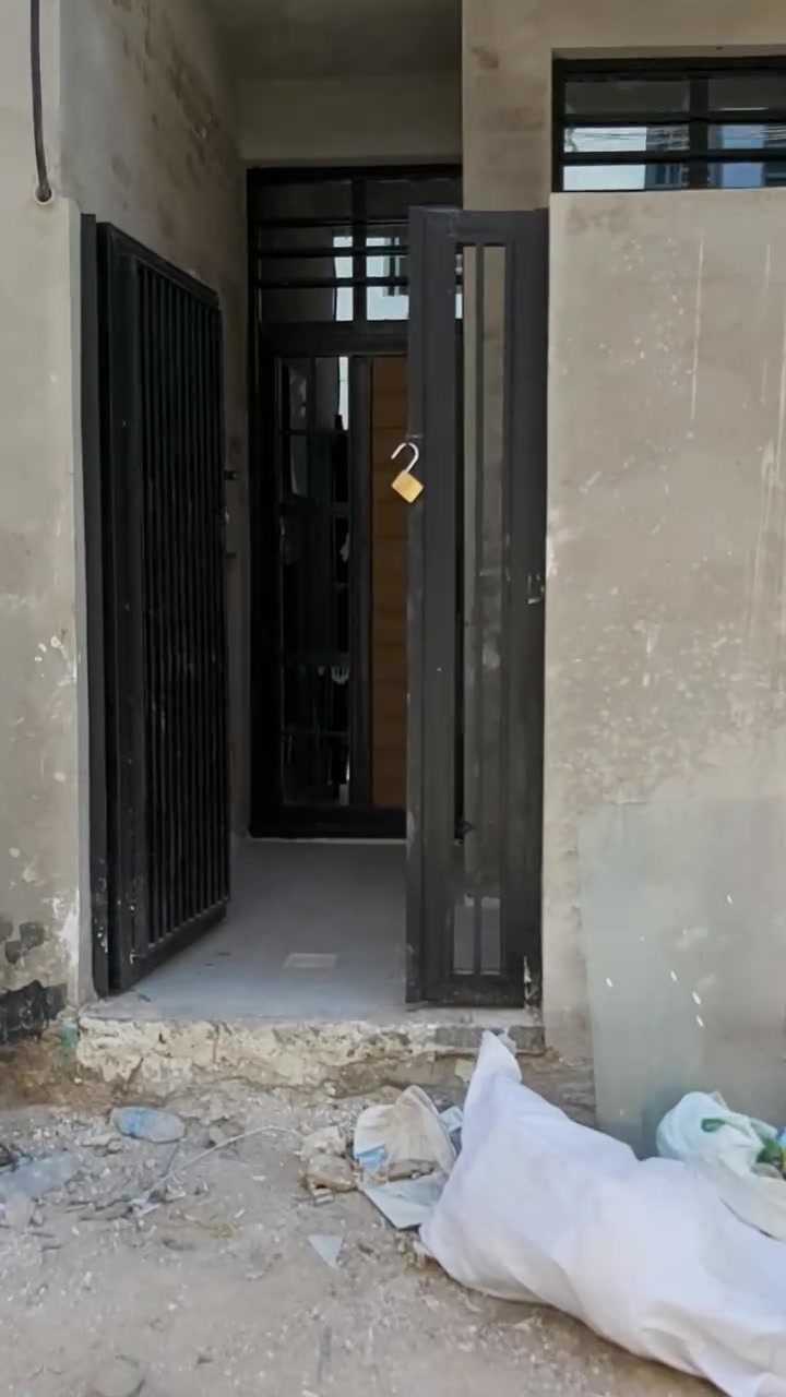 سلام عليكم بيت 50 متر 5×10 للبيع كامل من كلشي الواجها لبخ سقل ناعم السطح ملبوخ ومطبگ شتايكر ارضيه بورسلين والدروجه مطبكه أيضاً شغل جيد جداً تاسيس ماء ثلاث خطوط موقعه الدوانم شارع 60 الخمسه الاولى الحديد 2ملم للاستفسار اكثر *********** والتصوير گدامكم يعجبك تجي تشوف بعينك اهلاً و سهلاً

