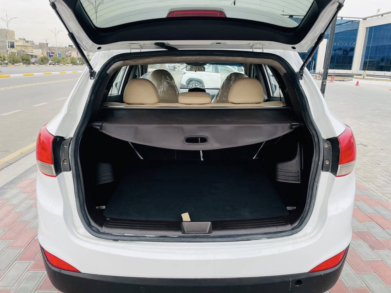 اسلام عليكم للبيع هونداي توسان موديل 2015 خليجي 
ماشيه 130 الف كيلو متر 
رقم كربلاء دولي جديد
محرك 2000دوش السياره جديده وجاهزه من كلشي تبريد تدفئه 
حداديه تخم تاير 
السعر 133
للاستفسار اكثر اتصل / ***********
عنوان السياره كربلاء المقدسة اخون مكلف بنشر بيع فقط
