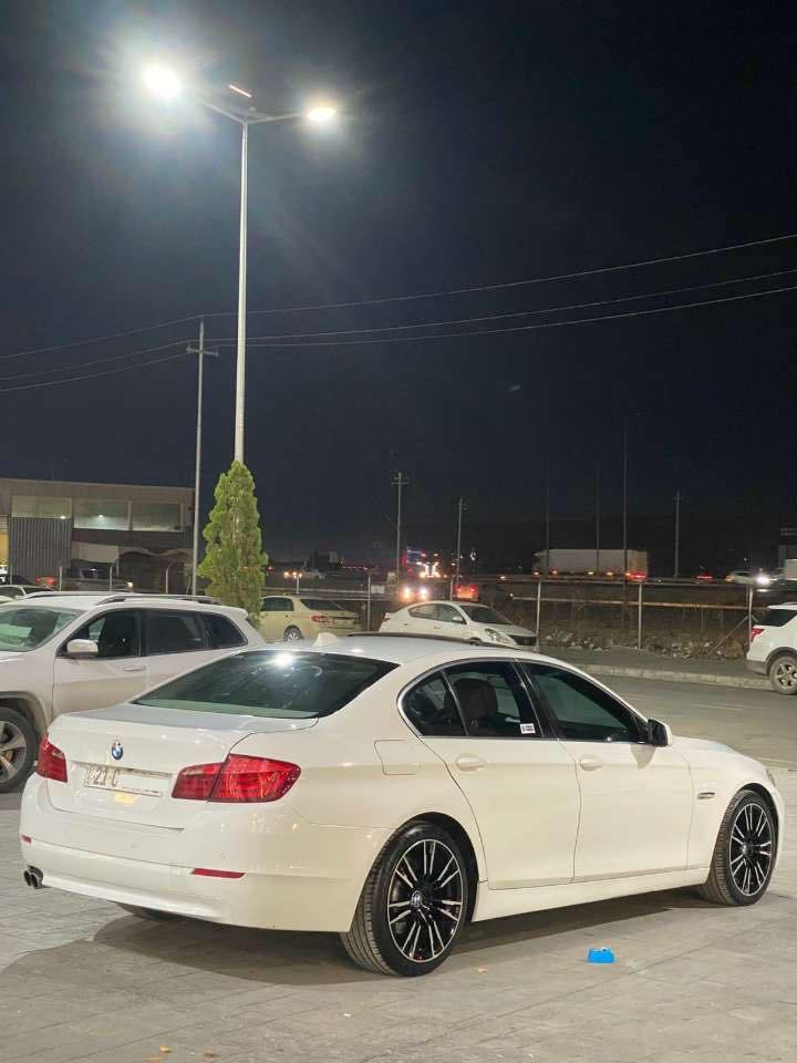 بي ام موديل ٢٠١١ حجم ٥٣٠ نوزل كورتي  سفري شةريكة عروش يةك دةرگاي سبوغة بي ژوري   رةقةمو سنةوي هاموي نوية بةناوي خومة ژ.م ***********
