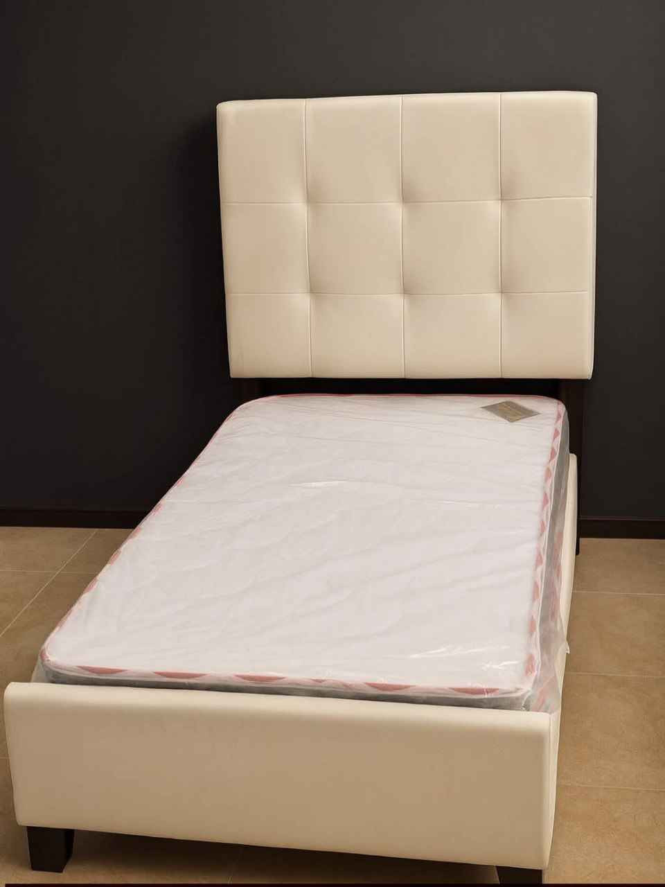 سرير نفر 
متانه وجوده عاليه القماش وتر بروف مقاوم للرطوبه 
القياس 90 *190
يتوفر توصيل لكافة المحافظات بغداد, العراق


**إذا كنت صاحب هذا الإعلان وتريد حذفه لأي سبب، رجاءا أرسل رسالة إلى الدعم الفني**