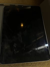 ايباد ١١ برو M2 ذاكره ١٢٨  ملحقاته كارتون + كيبل  سعره ٦٣٥ وبي مجال  ل...