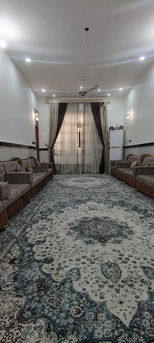 الدار البيع مساحة ٢٠٠ متر مربع المكان حي النداء قرب القضاة يحتوي على استقبال كبير و مطبخ حار و بارد صاله كبيره عدد الغرف ثلاثه غرف صحيات عدد اثنين داخلي وخارجي مكلف بنشر ***********
