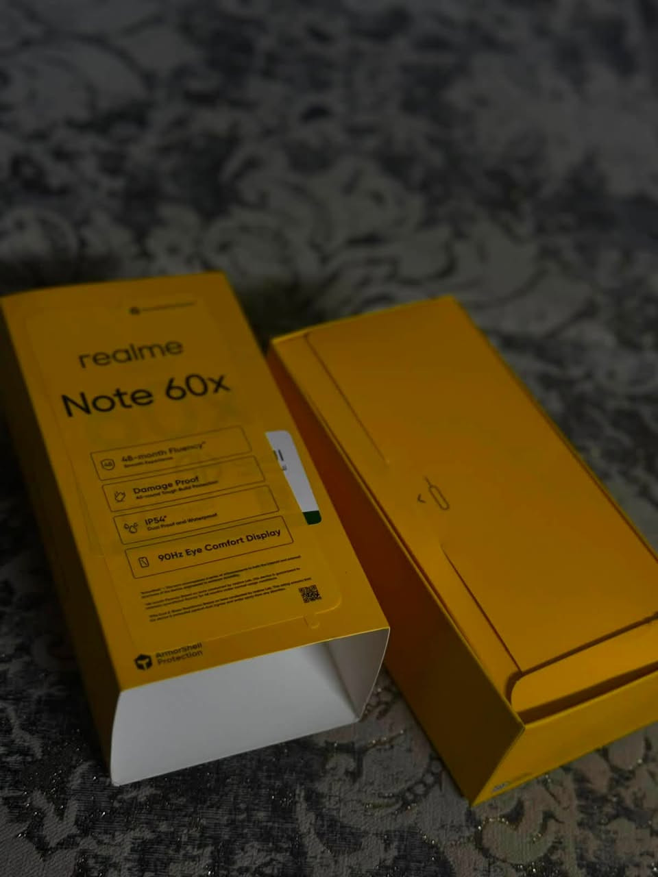 من الصورة، الهاتف هو realme Note 60x. هذه أبرز مواصفاته:
• الشاشة: 6.74 إنج HD+ بدقة 1600×720، مع معدل تحديث 90Hz لحركة أكثر سلاسة.  ￼

 • المعالج: UNISOC T612 ثماني النواة، مناسب للاستخدام اليومي مثل واتساب، يوتيوب، وتصفح الإنترنت.  ￼

 • الذاكرة: يتوفر بإصدارات مثل 3 أو 4 جيجابايت RAM مع 64 أو 128 جيجابايت تخزين، مع إمكانية إضافة بطاقة microSD حتى 2 تيرابايت (بحسب النسخة).  ￼

 • الكاميرا الخلفية: 8 ميجابكسل.

 • الكاميرا الأمامية: 5 ميجابكسل.  ￼

 • البطارية: 5000mAh تكفي عادة ليوم كامل، مع شحن 10 واط ومنفذ USB-C.  ￼

 • النظام: Android 14 مع واجهة realme UI.  ￼

 • الحماية: مقاومة للغبار ورذاذ الماء بمعيار IP54، وهيكل معزز ArmorShell Protection لتحمل الصدمات بشكل أفضل.  ￼

 • مزايا إضافية: منفذ سماعة 3.5 ملم، بصمة جانبية مدمجة بزر التشغيل، ويدعم شريحتي اتصال مع منفذ مستقل لذاكرة microSD.  

***********￼
السعرً:175الف
