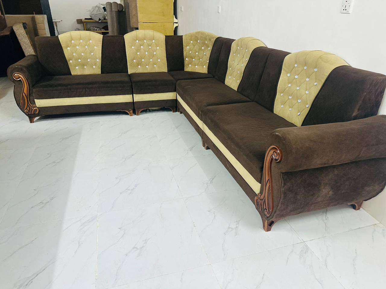 ديوان نضيف بدون عيب عنوان اربيل ***********بي واتساب يوجد توصيل اربيل وموصل
