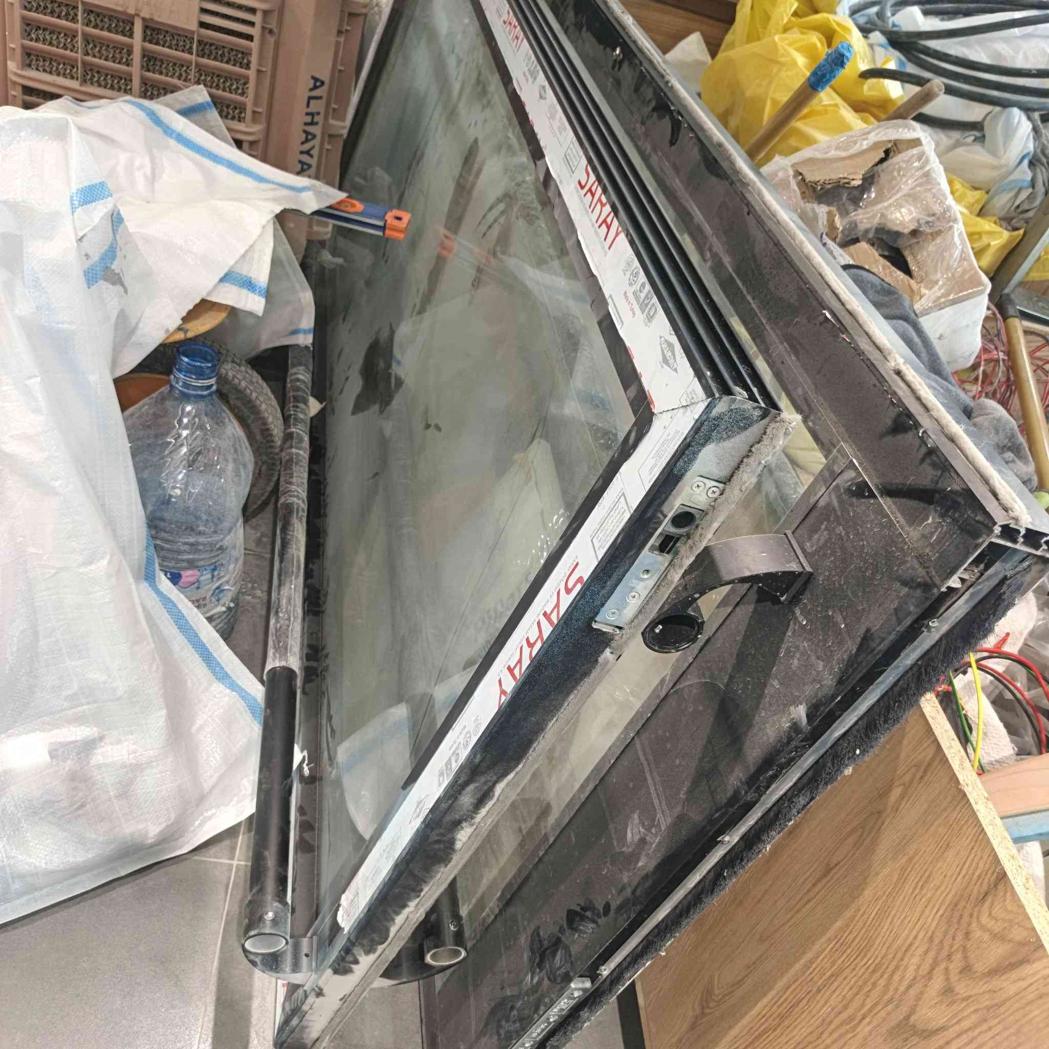 سلام عليكم باب ألمنيوم طلاكتين للبيع سعر 750وبي مجال بيع مستعجل تصفيه محل  رقم الهاتف  ***********
