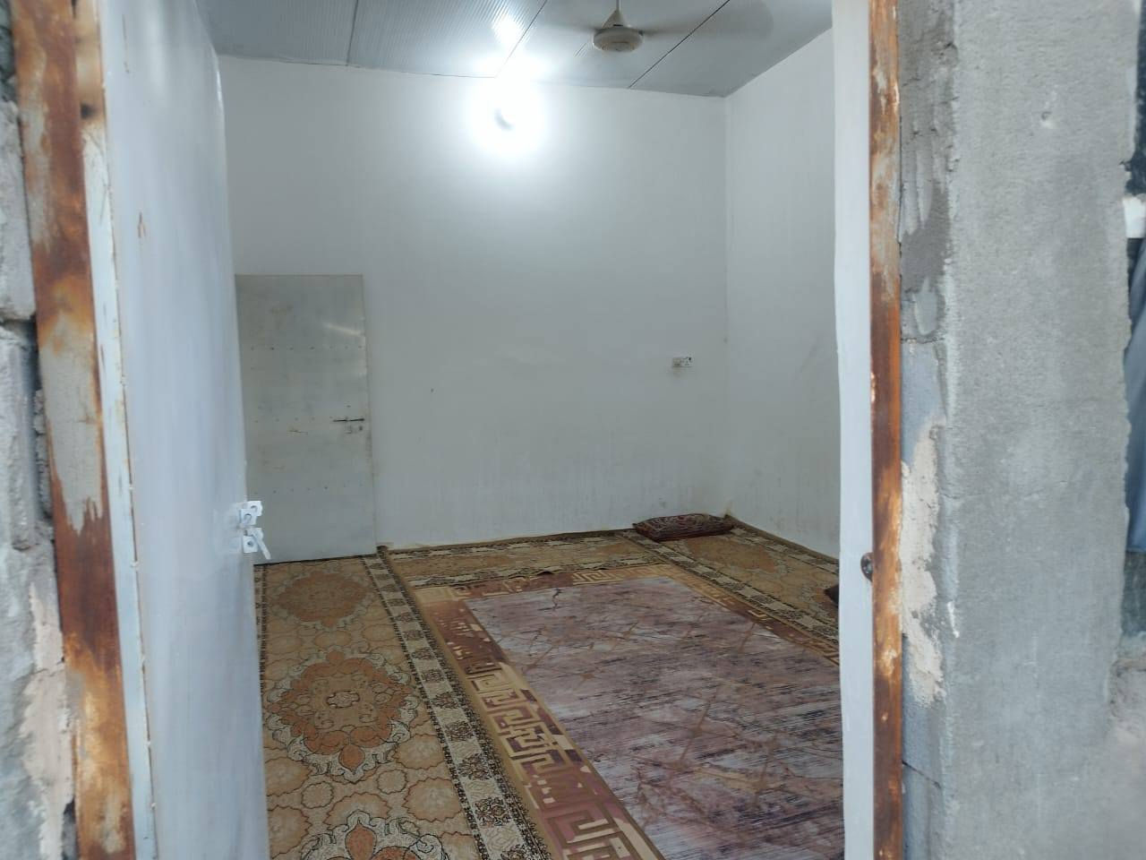 المكان حي الجوادين نزلت سيد وحيد
عل تبليط مباشر عل رئيسي مو فرعي 

مساحه البيت 400 متر بناء 150 وخلفه 250 

بيت بنائه غرفه ومطبخ وصاله واستقبال وصحيات خارجيه 

ملاحظه البيت بنائه بلوك وسكفه سندويج ملاحضه سكفه سندويج شغل مضبوط مشتغلينه درجه اولا

السعر 35 وبي مجال 

الاستفسار ***********
