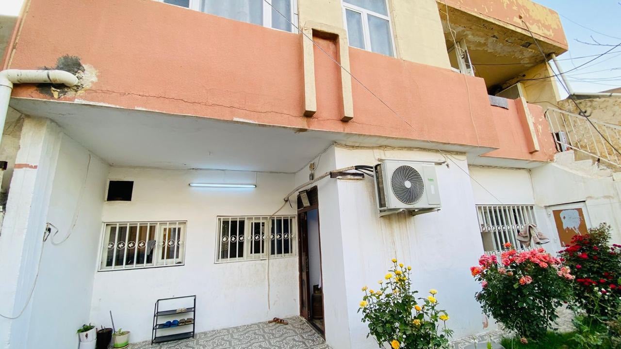 #🏠دار للــبيع  🅿️ مناسب جداً 
مساحة 200متر💥 طابقين 
طابو صرف ... يتكون من  طابق الارضي :غرفتين نوم واستقبال ومطبخ وهول وصحيات وحديقه 
الطابق الثاني:غرفتين نوم ومطبخ وصحيات

(كركوك تسعين قرب المدارس والبدالة) 
 ________________
#السعر 145 مليون 
للاستفسار  اكثر يرجى 📞✔️اتصال 

  ***********
................................
أو زوروا مكتب السعيد الكائن حي الواسطي سايدين شقق ألغاز مقابيل جامع الشيخ ابراهيم البرزنجي
