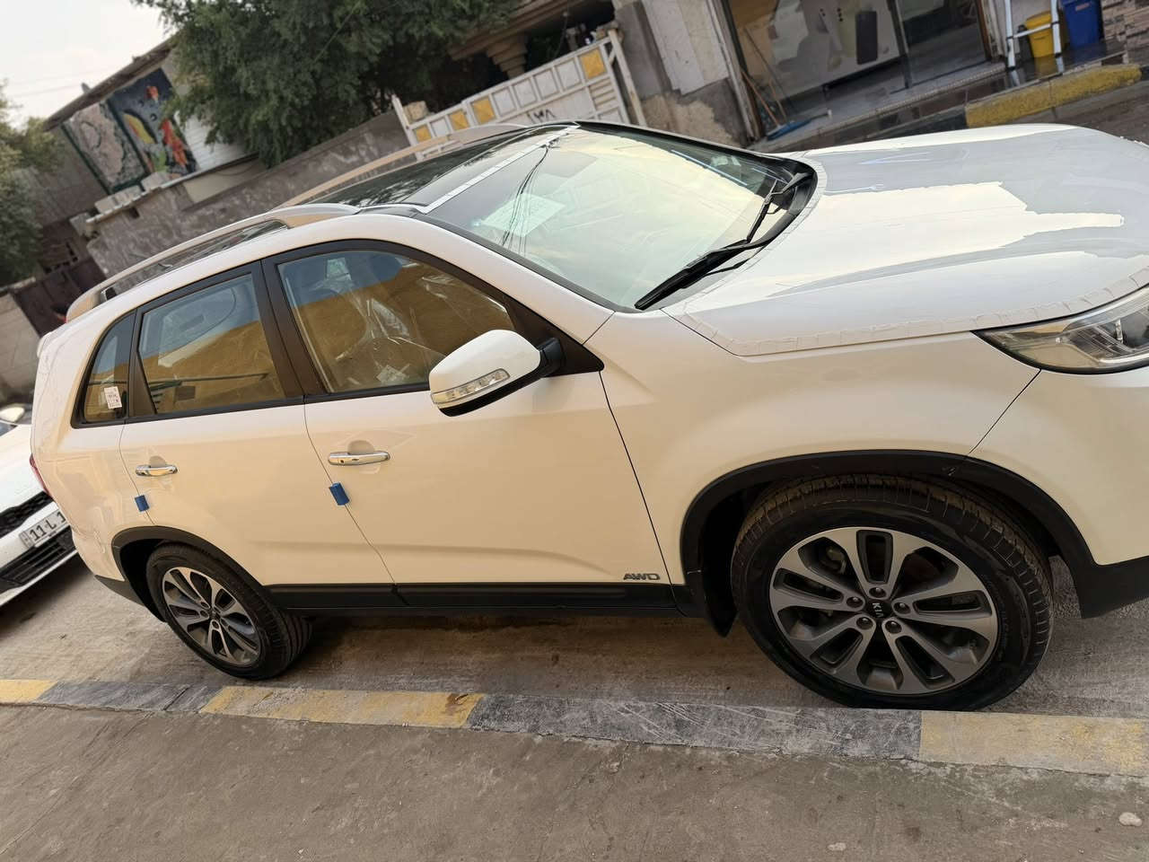 السلام عليكم /سورنتو 14 طالعه من الوكاله 2015 السياره بحالة الوكاله وارد خليجي فول مواصفات 1/1 وتجي اعلى فئه FE بالمواصفات VIP ماشيه 40 الف ك رقم بغداد 
 *********** 
السعر 218 المكان بغداد
