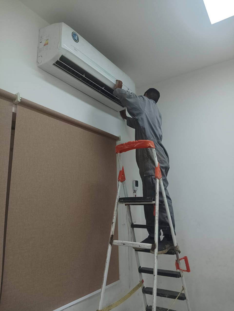 🔧 ورشة بابل للتكييف والتبريد
جانب من أعمالنا في نصب سبلت ميديا سعة 2.5 طن في الطابق الثاني، حيث تمت إضافة نصف طن إلى الحمل الحراري المحسوب لضمان تحقيق موازنة حرارية صحيحة، ليكون الجهاز مناسبًا لمساحة المكان ويعمل بكفاءة عالية حتى في درجات الحرارة المرتفعة.
نعتمد في جميع أعمالنا على دراسة الحمل الحراري واختيار السعة المناسبة لضمان أفضل أداء، مع تنفيذ احترافي يضمن الجودة وطول عمر الجهاز 
***********
***********
📍 ورشة بابل للتكييف والتبريد ✔️ نصب وصيانة وغسل جميع أنواع السبالت. #ورشة_بابل_للتكييف_والتبريد #ميديا #سبلت_ميديا #نصب_سبلت #تكييف #تبريد #HVAC #بابل #العراق #صيانة_سبلت #غسل_سبلت
