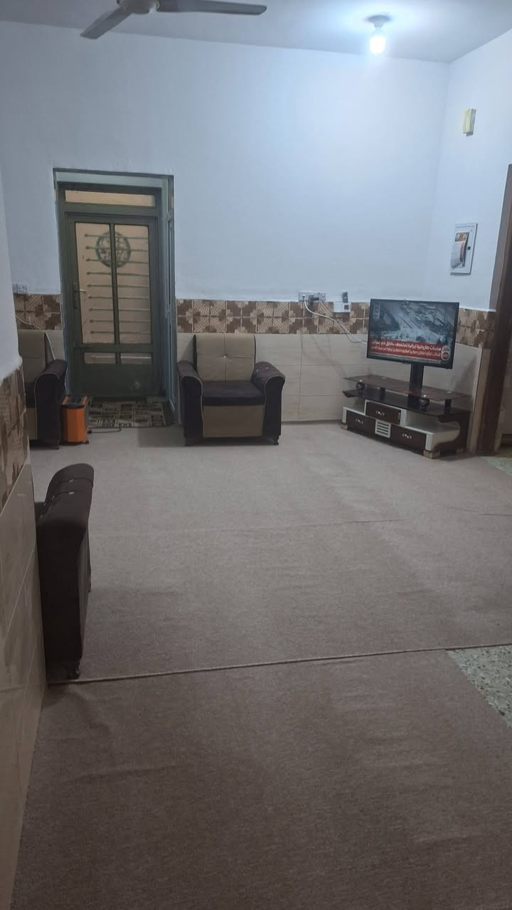 السلام عليكم بيت البيع المكان زين القوس شارع المله الرئيسي المساحه ٢٠٠ متر طابقيق بناه حديث الطابق الاول كراج سياره مطبخ استقبال وهول وصحيات خارجيه وداخليه وغرفتين نوم ومناور اثنين والطابق الثانيه اربع غرف نوم وصحيات البيت كامل من كلشي سعر البيت ١٨٥ اتصل وستفسار ***********او***********
