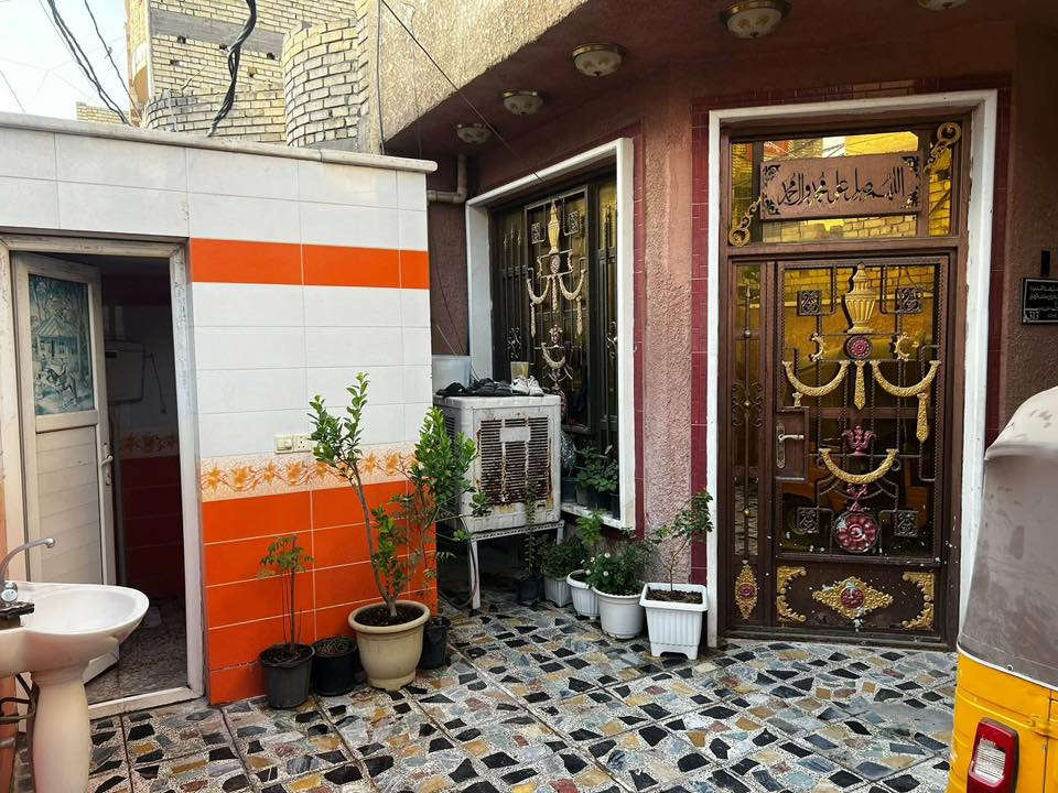 السلام عليكم بيت للبيع البلديات شارع المصرف حي التراث مقابيل عمارة ابو اسعد  مساحه150 الواجها7 ونص زراعي قرار25 بيت طابق واحد غرفتين نوم جوه  اوحده فوك سندويش بنائه جديد خدمات متوفره منطقه جداً مرتبه 
السعر170
***********
