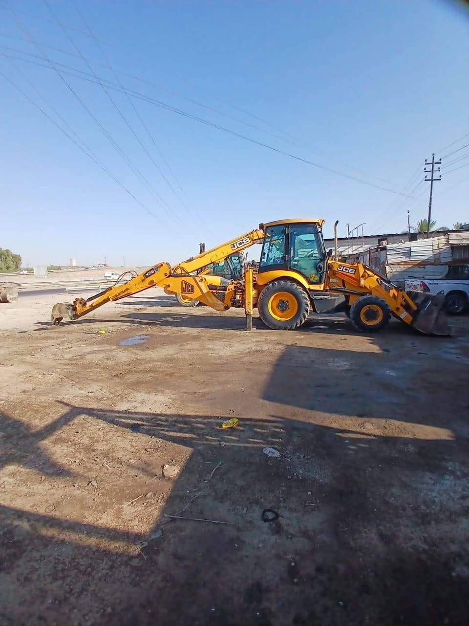 سلام عليكم JCB للبيع 2008 مكفولة كير محرك اكاسل تخم تاير جديد مكفولة من كلشي مكان بغداد تاجي  الاستفسار على الرقم ***********
