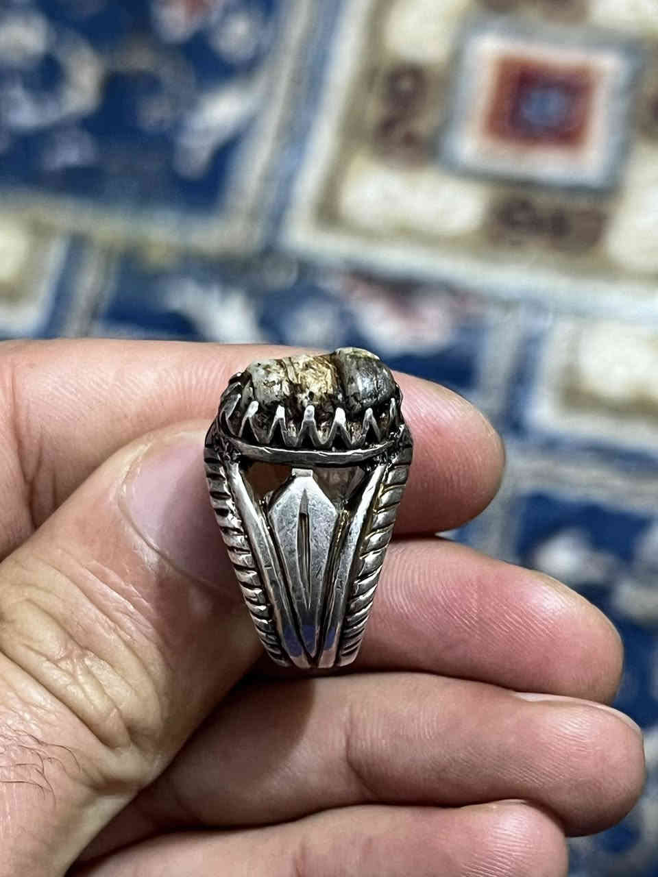 ‏اللهم أجعلني مُباركاً أينما كنت وأنفعني وأنفع بي وسخرني للخير وسخر الخير لي.
ملوي نباعي شفاف ابيض مكشر قديم 
صياغه يدويه قديمه 
بغداد م الصدر ***********
