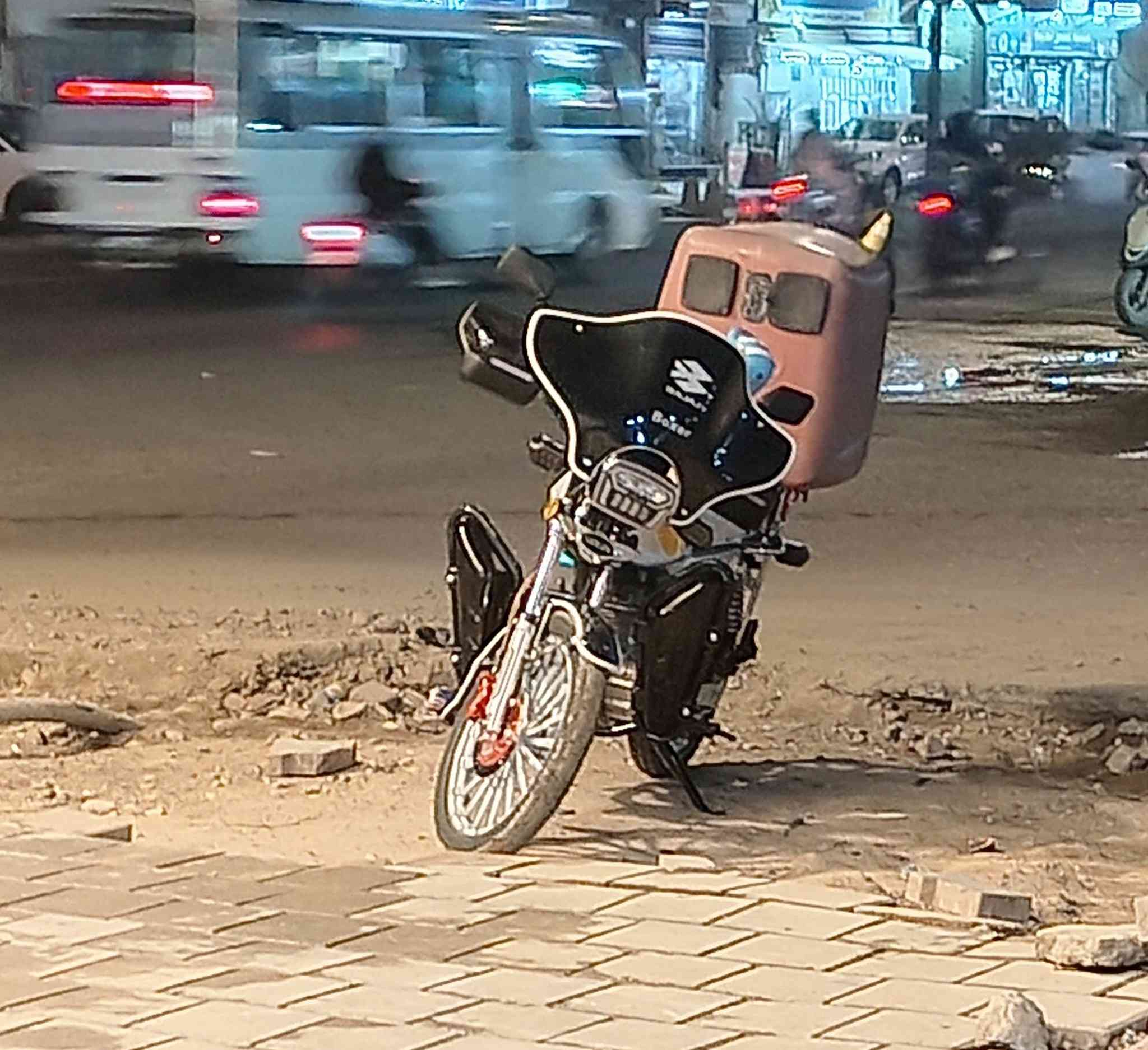 سلام عليكم دراجه سيفان بعده علا وضع الوكاله دراجه مكفوله من كلشي كفاله عامه ربع متصرف عليها جاهزه من كلشي  برغي ممفتوح بيها كهربايات كله شغاله دراجه مفوله موديل 2024 شهر12 نازله 2025 ب 900 الف وبيه مجال لشراي بغداد مدينه الصدر او بلديات ***********
