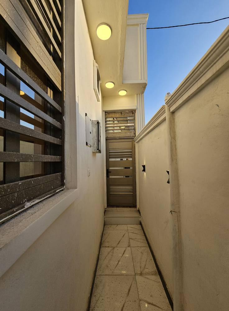 🏡 دار حديث للبيع – فرصة مميزة
📍 الموقع: البصرة / أبي الخصيب – محيلة / طريق سيد حامد
📐 المساحة: 100 متر مربع
📜 نوع الملكية: طابو زراعي عراقي
✨ تفاصيل الدار:
• غرفتين نوم
• صالة
• مطبخ
• ديوانية
• صحيات
💰 السعر: 67 مليون دينار (قابل للتفاوض)
📞 للاستفسار: *********** البصرة, العراق
