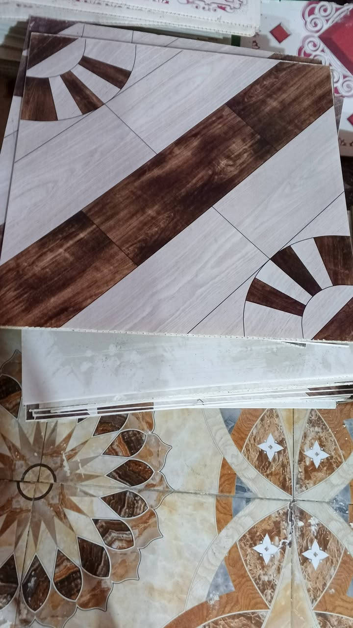 السلام عليكم سقف ثانوي للبيع نضيف جداا النقشة الحمراء 32قطعه 
النقشة الثانية 37قطعه
مع قصصات كثيرة  مع لدات 8قطع قيم واخذ
للاستفسار واتساب ***********
