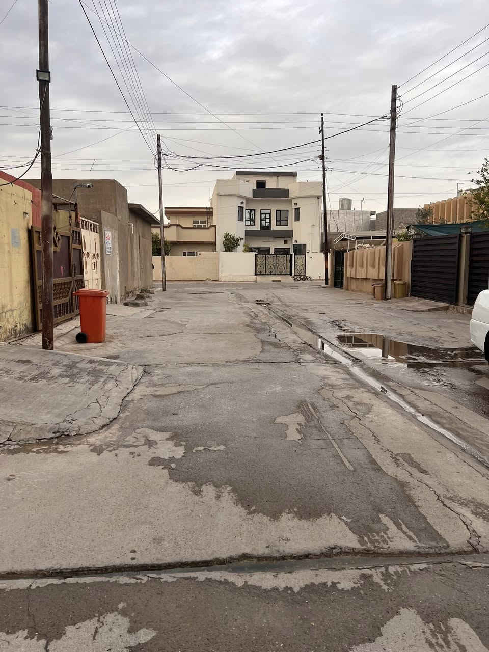 دار للبيع ١٠٠ متر.   بلدية طابقين + بيتونه  عنوان حريه خلف دائرة كهرباء فرع عريض البيت نظام  دكت  مركز يتكون من كراج سياره و استقبال و هول و مطبخ و مساعد مطبخ طابق ثاني غرفتين نوم و هول هاتف ***********/*********** واتساب على رقم كورك
