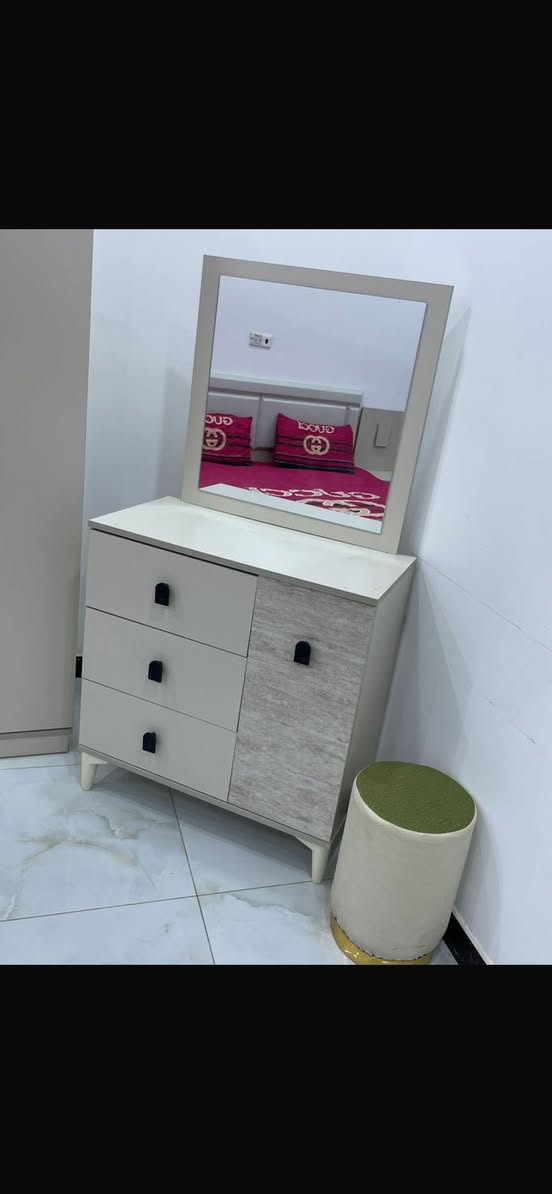 غرفه تركيه مال عرسان استعمال قليل
السعر ٤٥٠وبيه مجال  
المكان الصالحيه

*********** موجود واتساب
