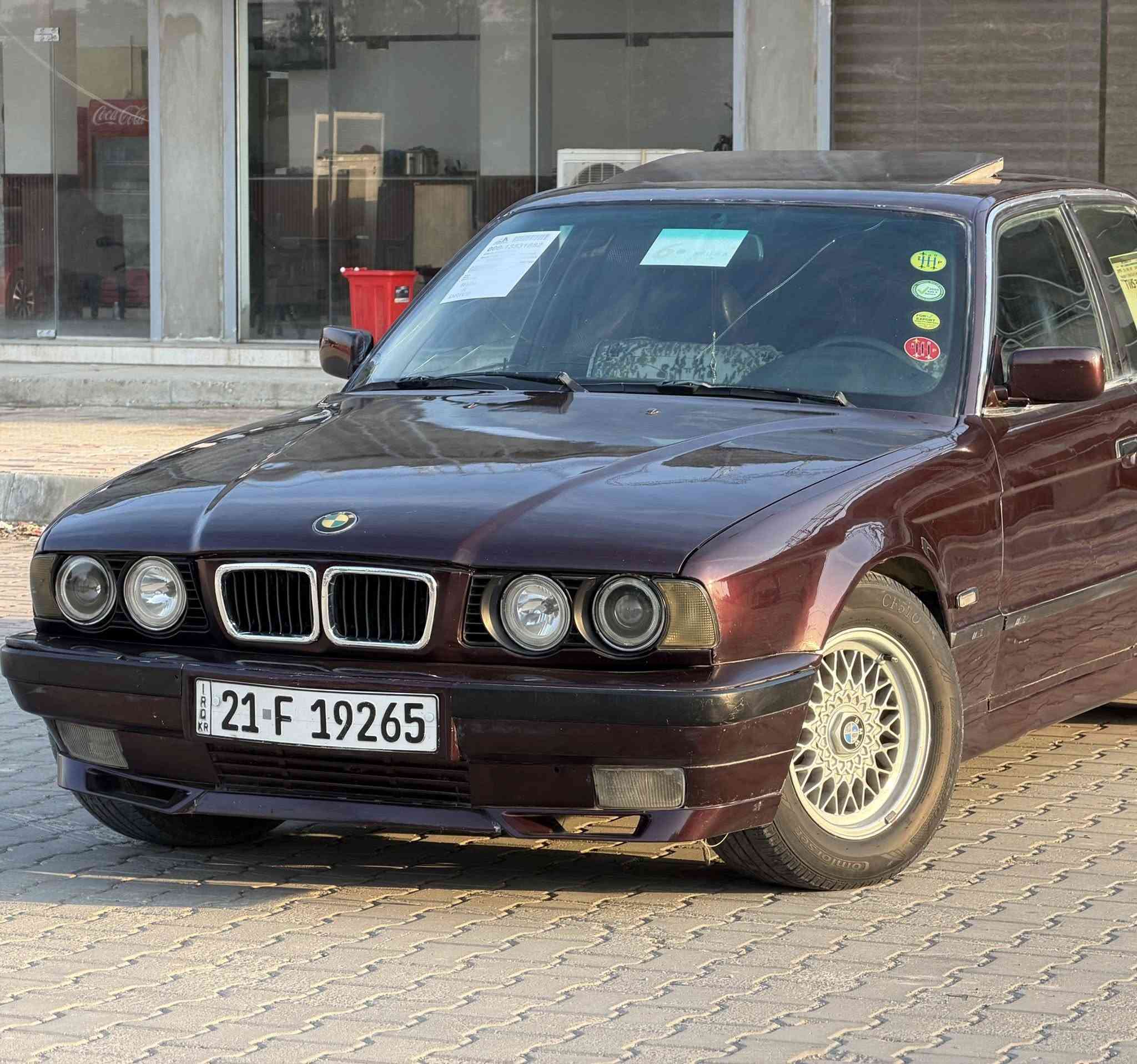 سلام عليكم
***********
السعر 52 بلاش 
للبيع BMW 525 اصل وفصل 
موديل 92
مصبوغ عام جدید قبل اسبوع
بلکات جدید 
نوزلات جدید
 مسوي ادامە کاملە لسیارە
كشنات جلد كهربائي 
دبل ارباك 
بطاين نضيف
اسلايت شغال
كير  عادي قوية حيل 
تبريد ثلج ويا السويج 
بجم عريض 
لايتات بلادي  +منضومة جديد
منضومه لايتات عالي ناصي كلش قوي 
مكينه مسكر فانوس
دعاميه امامي جديد
وياله ام  جدید 
اربع تايرات جديد
حداديه امامي خلفي جديده 
رقم سليمانيه  دولي 
بسمي بشرط تحويل
مكان السياره ديالى خانقين
