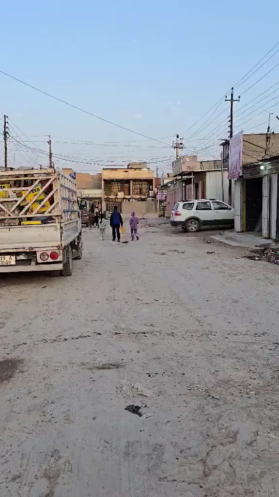 السلام عليكم بيت للبيع ١٠٠ متر قرب شارع ٦٠ للتواصل مع صاحب الدار 
 ***********
