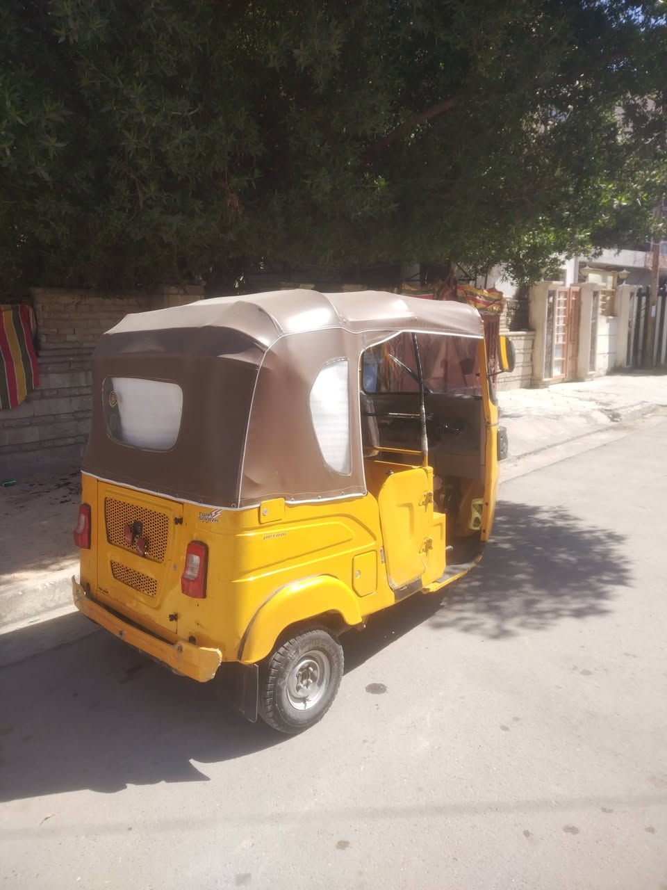 سلام عليكم تكتك 21تكتك مثل ما واضح كدامك نضيفه واي نقص مابيها يعني تاخذها بوجهك للشارع تخم تاير جديد جادر جديد تغليف كشنات ونايلون رقمي متوفر وتساب وعل خط ***********
