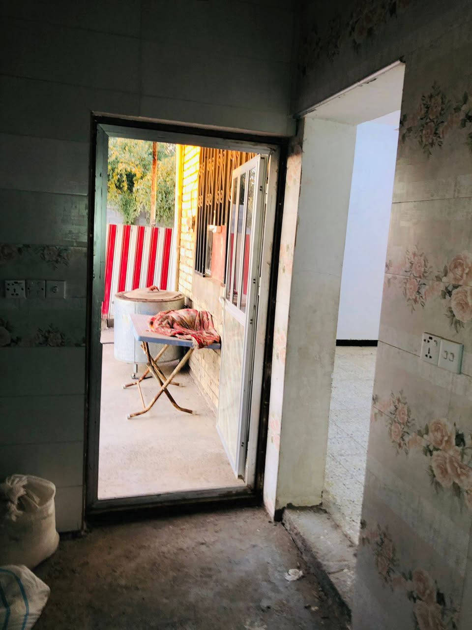 دار للبيع مع مشتمل
الدار يحتوي ع 2 غرفة نوم وصالة جبيرة ومطبخ واستقبال كبير+ حمام ضيوف 
و سويت حمامات خاص بالدار 
والمشتمل : 
يحتوي ع غرفة نوم وصالة من ضمنها المطبخ وسويت حمامات المساحة 600 متر بغداد جسر ديالى مابين الكرغولية والقرية النفطية
***********
***********
