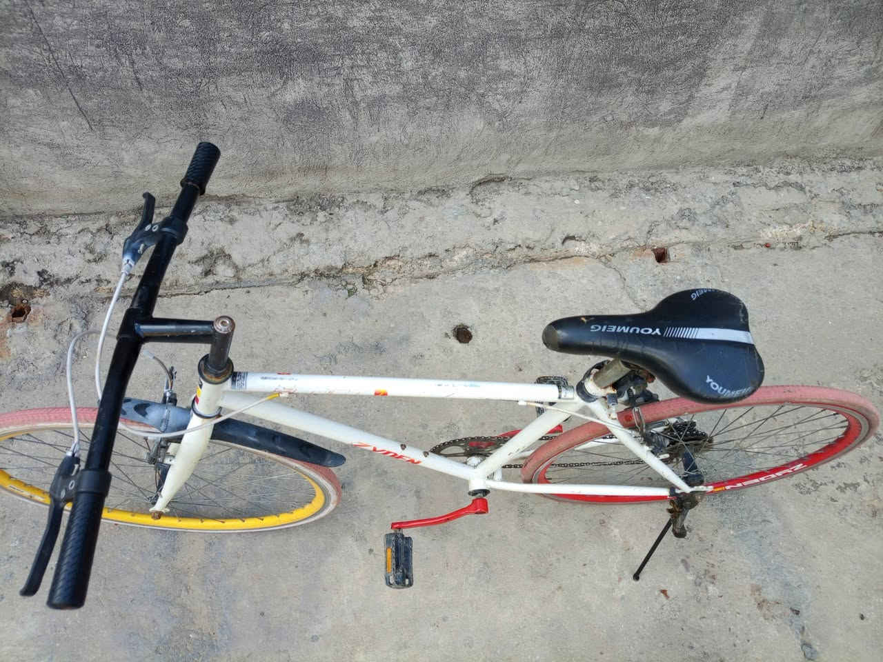 بايسكل سي 700 نضيف للبيع حجم 28 m. المكان بغداد السيدية للاتصال على ,*********** الخط أو على الواتساب السعر 75 اوبي مجال
