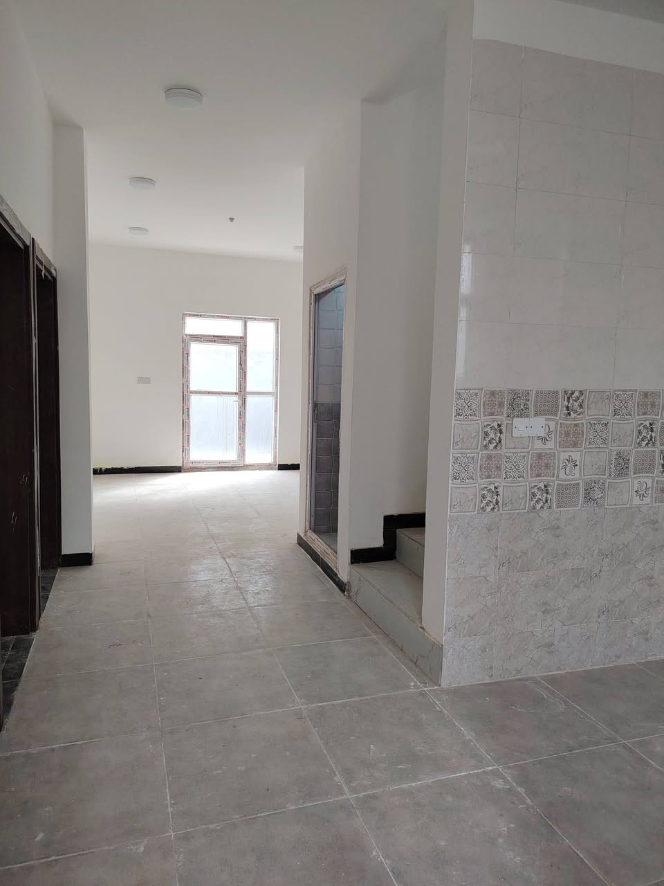 دار للبيع في مجمع السلام نهاية الحولي
المساحه ٢٠٠ متر
الطابق الأرضي مكون من غرفه استقبال مطبخ صاله صحيات
الطابق الثاني غرفتين وصاله وصحيات وسطح ناصي وعالي
مطلوب للمصرف العقاري ٨٥ بدون كفيل 
تطلوعه 125
استفسار
*********** مصطفى المولى
