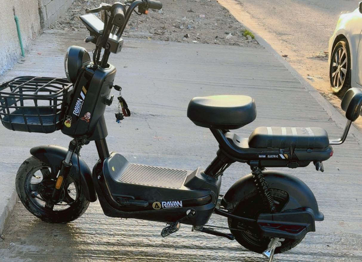 دراجة شحن من ماركة الريان 
حجم 14 جديده بمعنى الكلمه ع وضع الشركة  بيها 4 بطاريات وشاحنتها الاصليه موجوده و شاشة تحكم ذكيه وبيه تحكم عن بعد 
والله جديده جابوها لابني مصارلها مده بس ما اقبل يطلع بيها اخاف عليه لذلك دابيعها 
وعارضها 275 غير متواجد ع النت 
للاستفسار ع هذا الرقم الخط بدون واتس:
***********
