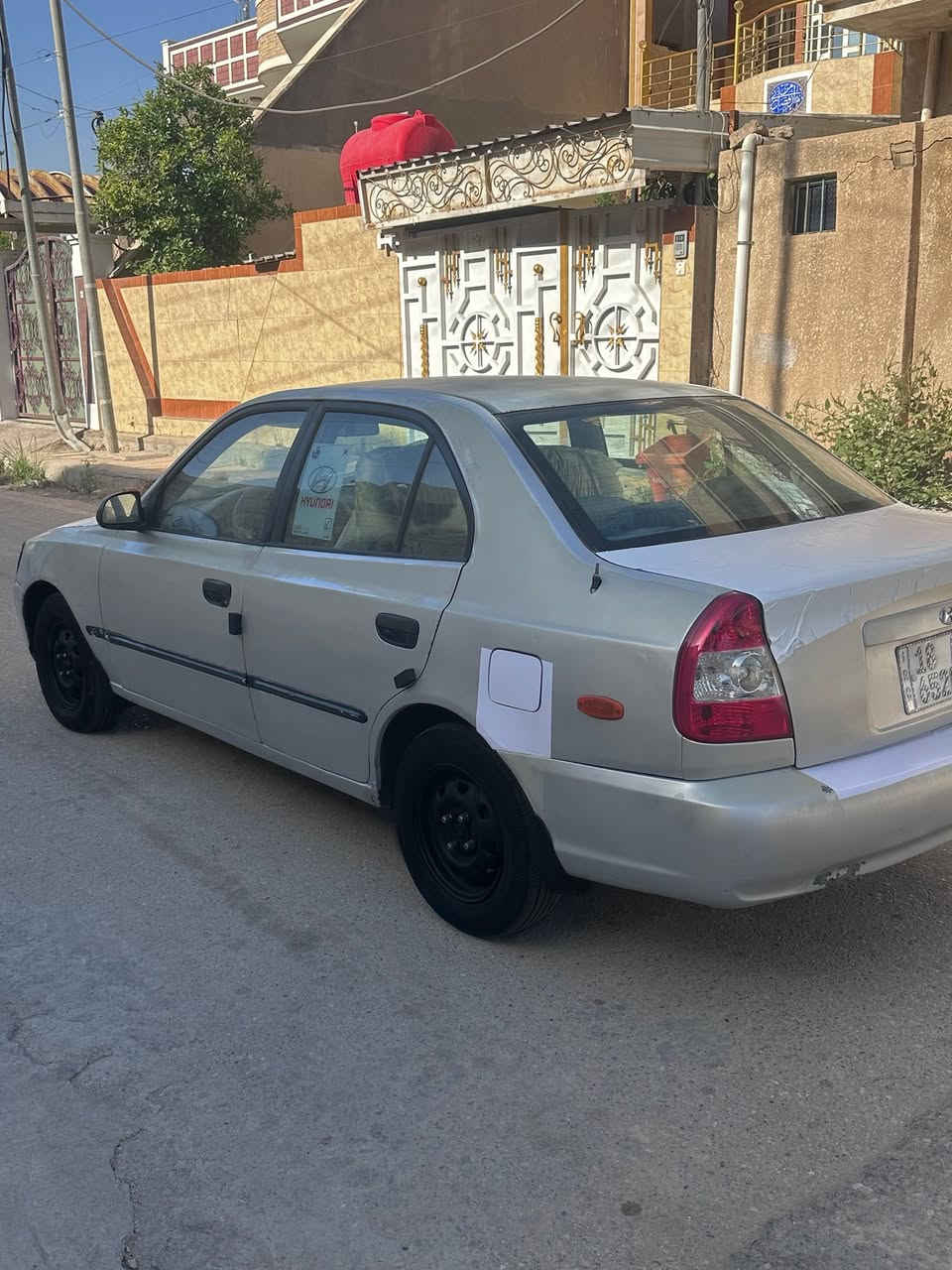 هونداي اكسنت 2002 للبيع 
مكينة 1600 
رقم جديد بابل 
لايتات جديدة مكينة وكير مبدلات جديد صدر امامي وخلفي جديد داخل جديد كشنات جديدة تخم تاير جديد كهربائيات شغاله بيها صبغ جاملغ امامي وخلفي فقط بدون دواخل وصبغها جارد 
السعر 58$ 
مكان السيارة واسط الصويرة 
0787 701 8190
