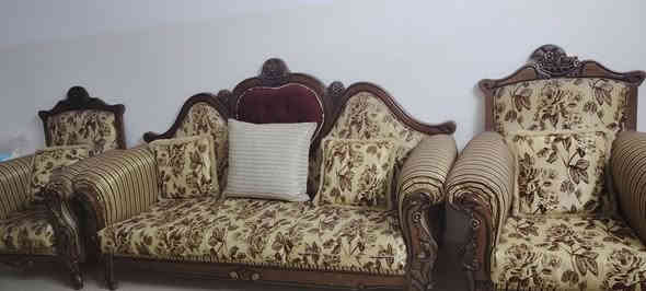 طخم رئاسي ( ٩ مقاعد) نظافة ٨٥ ٪ كما موضح بالصور 
كوشات كاملة / مخدات حيل نظيفة 
بييه مشكلة فقط بالتوج
١/  ( اللي بالبرتقالي) مكسور ويمكن تصلحيه بس اريد ابيع وابين العيب بييه
٢ / ( اللي بالاصفر ) تاج مكسور وضايع
السعر ٣٥٠٠٠٠   وبييه مجال بسيط
للاستفسار  / *********** موصل
