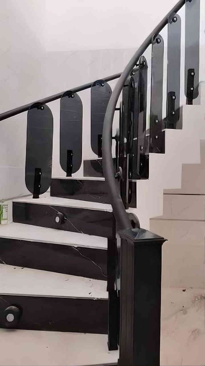 محجلات درج ألمنيوم تركي درجة أولى – تصميم عصري وجودة عالية 

-  نوفر لكم أحدث تشكيلة من التصاميم والنقشات المميزة مع خيارات متنوعة تناسب جميع الأذواق، وهناك المزيد من التصاميم الأحدث بانتظاركم …

زورونا الآن لاختيار الأجمل والأفضل لمنزلكم.

📍 العنوان: حديثة – بروانة – حي الشرطة – بالقرب من مقبرة الشهداء
📌 اضغط هنا لعرض الموقع على الخريطة

https://maps.app.goo.gl/iyf6hy3hJkzQtEdG8?g_st=ic

- في معمل المتميز
نتميّز بـ سرعة الإنجاز و دقة العمل،
ومع روعة في التثبيت ليحصل منزلكم على لمسة من الجمال والفخامة في وقت قياسي.

📞 للاستفسار والتواصل:
أحمد فرحان الدليمي

 0776 535 4644

واتساب: 
***********
