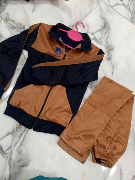 تراك ولادي
يلبس من عمر ١٠سنه إلى ١٨سنه 
قماش حلو ومرتب من الخارج رياضي ومن الداخل حمل
للحجز ***********
توصيل داخل الكفل الفين دينار
سعر القطعه 9الف 
اذا ٣قطع التواصل مجاني
