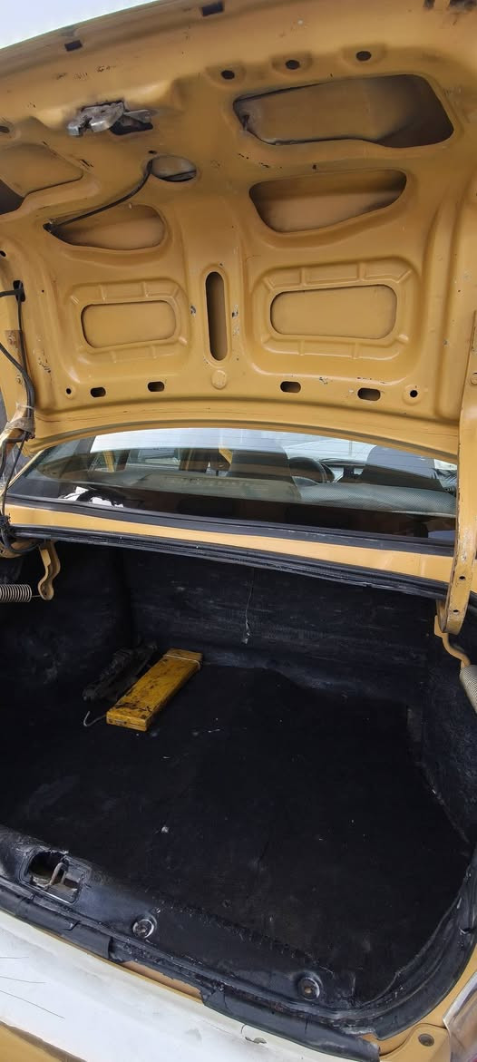 سلام وعليكم طيبة ٢٠١٥ سيارة كلش نضيفة وجاهزة مكينة كير حدادية خير من الله تبريد شغال دوشمة جديدة داخلهة نضيف صفاحهة عدلات ماعدة بارد قليل باب الصدر بيهة صبغ جاملغ أيسر وباب خلف السايق وداير جاملغ خلفي بدون أي دواخل دواخلهة بلادية رقم بغداد مكان بغداد سعر ٣٦ وبيهة مجال رقم ***********
