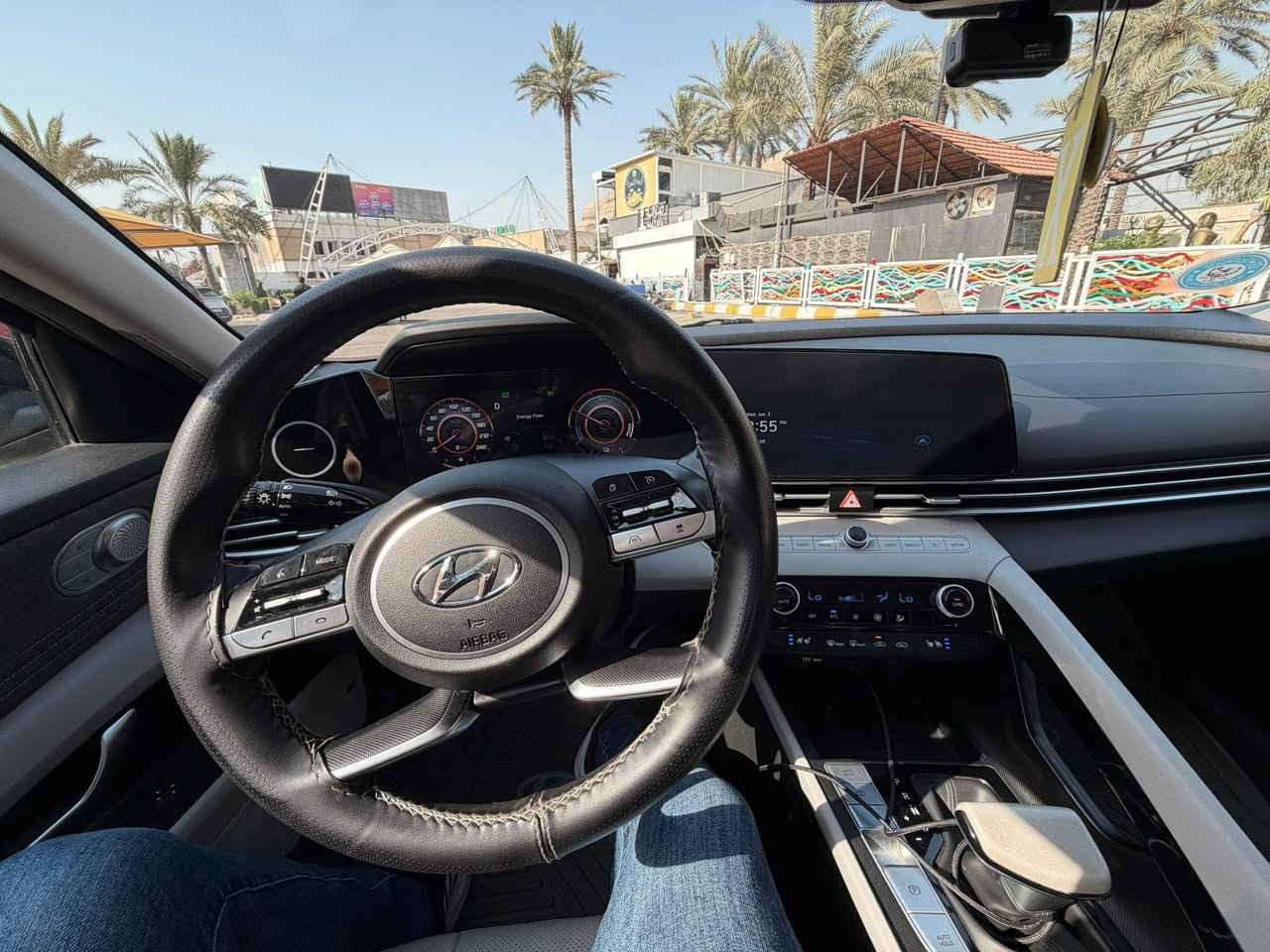النتـرا هايبـرد لمتـــد 2023
✅ الموديل: Hyundai Elantra Limited Hybrid 2023

✅ القوة الإجمالية: 139 حصان

✅ ناقل الحركة: أوتوماتيك DCT من 6 سرعات

✅ نظام الدفع: أمامي (FWD)

✅ استهلاك وقود اقتصادي جداً يصل إلى حوالي 50 ميل/غالون (ما يعادل أكثر من 21 كم/لتر) حسب ظروف القيادة. (Kbb.com)

🔹 مواصفات Limited الأعلى تجهيزاً:

• شاشة عدادات رقمية 10.25 إنش

• شاشة معلومات وترفيه 10.25 إنش مع الملاحة
• Apple CarPlay و Android Auto

• نظام صوتي BOSE فاخر
• شاحن لاسلكي للهاتف

• مقاعد جلد فاخرة

• المقاعد الأمامية تدفئـة وتبريد

• مقعد السائق كهربائي مع حفظ الذاكرة

• فتحة سقف (Sunroof)

• تشغيل بصمة ودخول ذكي

• إضاءة داخلية Ambient Lighting

• كاميرا خلفية وحساسات اصطفاف

• تحكمات سـتيرن  جهتيـن

• نظام المحافظة على المسار

• نظام مراقبة النقطة العمياء

• نظام التحذير من الاصطدام الأمامي والكبح التلقائي

• حساسات وأحدث أنظمة السلامة من هيونداي. (Kbb.com)

📏 المواصفات الفنية:

• سعة خزان الوقود: 11 غالون. 
• جنوط ألمنيوم 17 إنش. 

• 5 مقاعد رحبة ومريحة. 

• تصميم رياضي عصري مع خطوط مميزة.

• ماشية 32 ألف كم يعني جديدة
السيارة فقط الدعامية الخلفية وشي بسيط باب السائق كما موضح بالصور بدون ايرباك بجم كبس  نگدر نكول كلين تايتل

• للجادين فقط:ـ الأتصال***********
بغـداد/الكرخ
