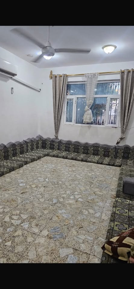 السلام عليكم للبيع ديوان 13 متر سعره 200 الف مع المجال الاستفسار على رقم ***********

