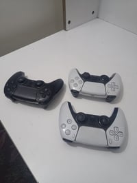 جويستك عدد 3 للبيع  نضيفات جداً بدون اي خلل على الفحص سعر 50 وبيها مجا...