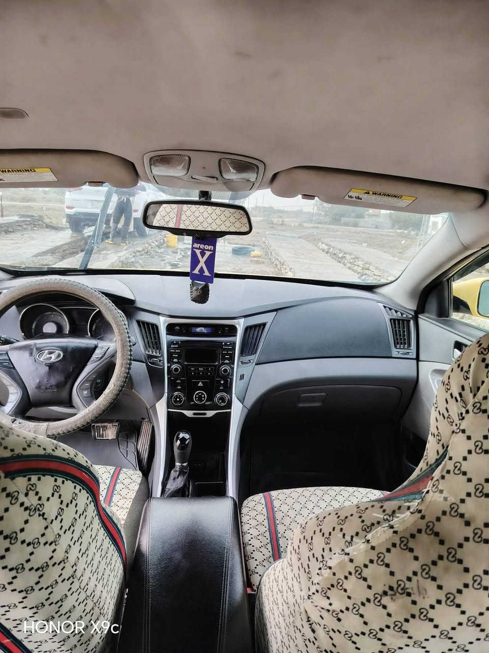 السلام عليكم سوناتا وارد موديل 2014
 مكينة 2400 GDi مكينة كير كفالة
 ضربة الوارد بنيد وجاملغ تخم تاير جديد باتري جديد 
تحكمات استيرن
نظام ECO 
مثبت سرعه 
جهاز ABS
مانع انزلاق
رابط بلوتوث
الاستفسارعل رقم 
***********
***********
مكاني الرميثة الهلال
