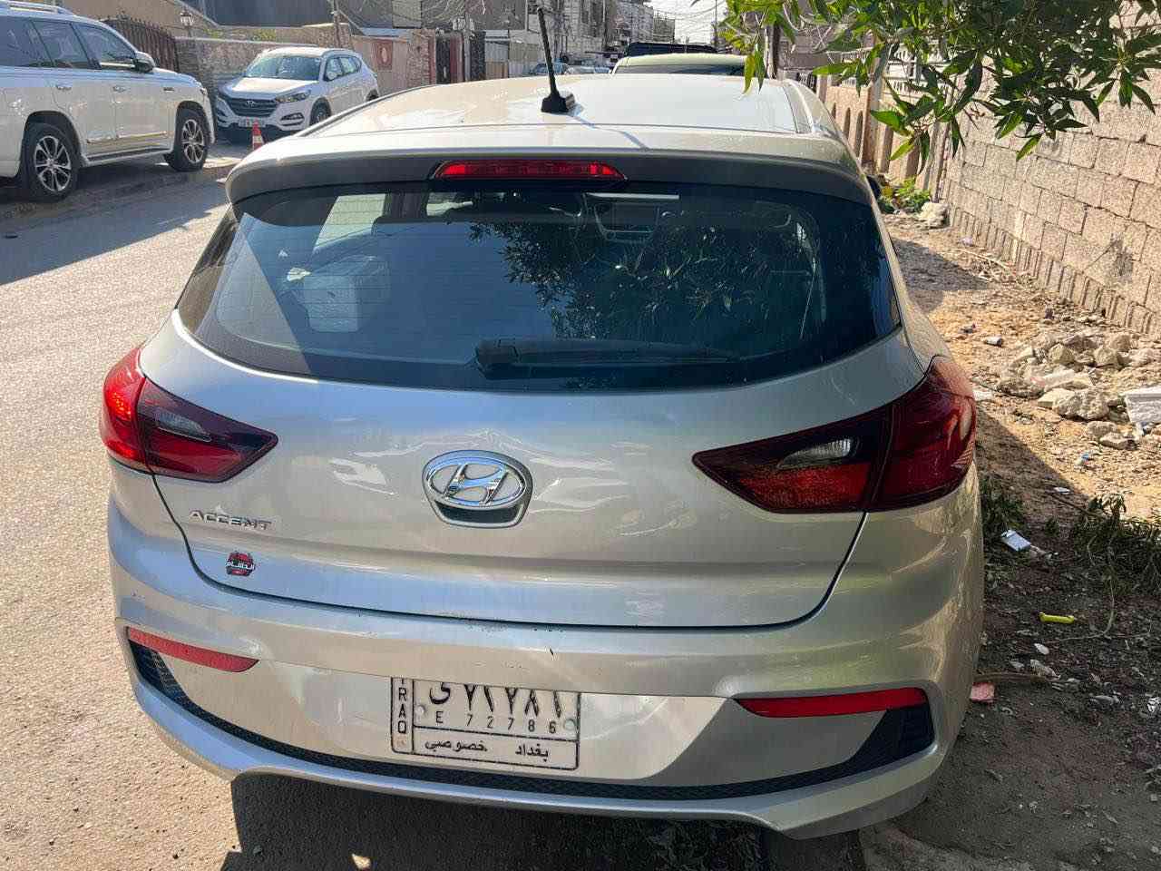 السلام عليكم اكسنت هاج باك ٢٠١٩ وارد كندي 
حادثها نظيف بيها جاملغ وباب سايق وصبغ بنيد بس صبغ وبيها طخة بل جاملغ الخلفي مثل ما موضح بل صور ماشية ٩٥ الف كيلو السيارة على ايدي حرة بغداد 
شاشة كبيرة بلادية تدعم ابل كار 
كامرة دوارة بلادية
تدفئة كشنات 
مود سبورت 
لايت ابيض لد 
وباقي الموصفات المعروفة 
بغداد حي الاعلام 
السعر ٩٤ وبيها مجال بسيط 
*********** بغداد, العراق
