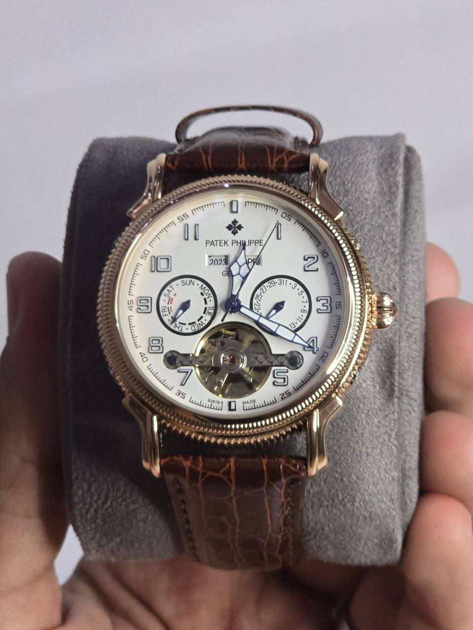 باتك فلبPatek Philippe
تحفه فنيه تتخطى مفهوم الوقت 
ميكنة اوتماتيك قلب مفتوح (جميع السناتر شغالة)
تحتوي ع 5 تحكمات مخفية
ميناء مميزة مزودة بمنافذ تاريخ سنوي وشهري وايام مع فول لامينوس ارقام واميال 
زجاج زفير مقاوم للخدش
مقاومة الماء والغبار 
الهيكل مصنوع ستانلس المزخرف روز كولد
مختمة بالكامل
سير جلد طبيعي  

ملاحظة متوفره قطعة واحده فقط 
السعر :- 70 الف ع اول تم 
للحجز والاستفسار يرجى الاعتماد خاص


**إذا كنت صاحب هذا الإعلان وتريد حذفه لأي سبب، رجاءا أرسل رسالة إلى الدعم الفني**