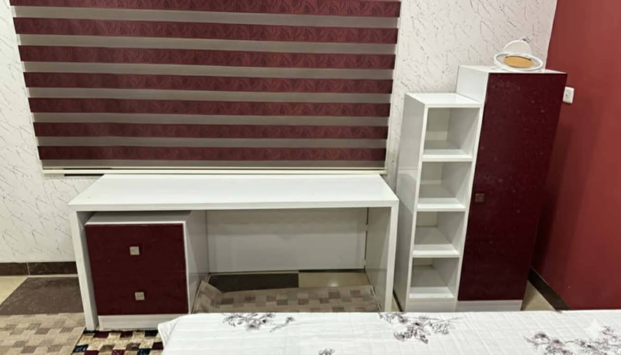 غرفة نوم مكون من ٩ قطع شغل نجار خاص بشرط المتانة والنظافة ١٠٠% اذا بي خدش واحد لاتاخذه  وبسعر مناسب ان شاء الله  اتصل واتساب بالرقم ***********
