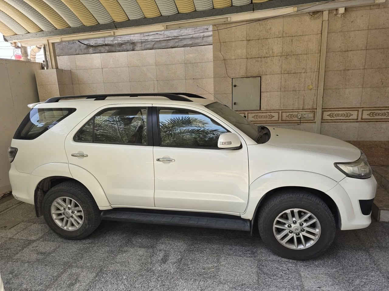 السلام عليكم تويوتا فورتشنر مديل 2014 محرك 4000 سته 6 سلندر على وضع الشركة ما مفتوح ماشيه 160 مكفولة لون ابيض صدفي ثلاث قطع تبريد رقم شمالي وكالة بسمنه السعر 240 $ ... 
***********
