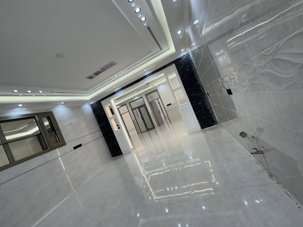 دارلبيع ٢٠٠مترفول مواصفات سقف مغربي فول كاشي كركوك دروازة على طريق سليمانيه فرع أسواق كوباني خلف بيت محافظ البيت بيه غرفتين نوم استقبال مطبخ صحيات كراجي مطبخ حار هول درج داخلي بيتونه غرفه فول خدمات قريب على مدرسة جامع البيت جديد نضيف فول مواصفات ***********
