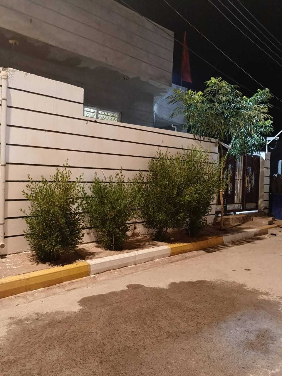 دار للبيع المساحه 150 غرفتين استقبال مطبخ صحيات صالة كامل من كلشي طابو ملك صرف بهرز حي العروبة قريب على الجنسية والمستوصف الجديد السعر شوف البيت وقنع ويصير خير أن شاء الله رقم للهاتف ***********//***********
