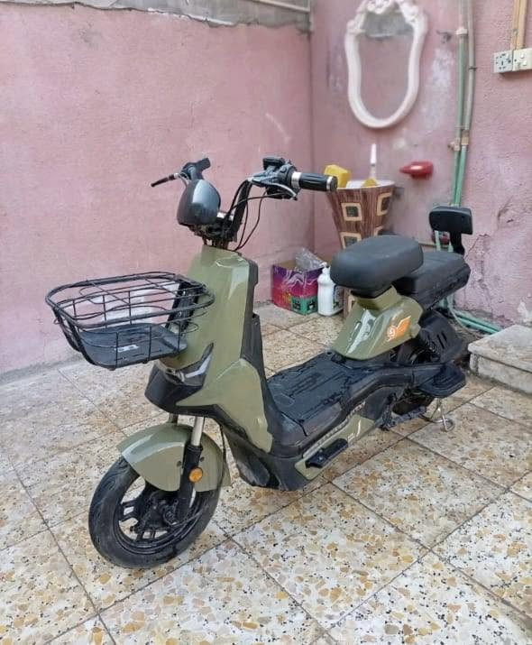 دراجة شحن بحالة ممتازة مع جميع ملحقاتها. اربع بطاريات بالكارتون ماماشيات شبر ..عوزها زوج تايرات فقط للتفاصيل اكثر ارجو المراسلة ماسنجر او واتساب ***********
