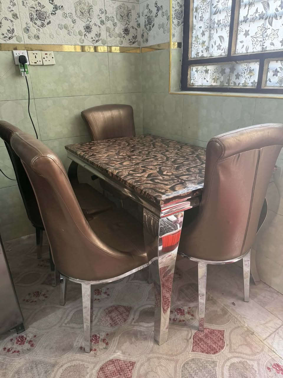 السلام عليكم
عندي هذا ميز للبيع 

السطح مرمر والقاعده ستيل 

4 كراسي 

السعر ب300 وبي مجال بسيط 

نظيف حيل وأي ضرر مابي


**إذا كنت صاحب هذا الإعلان وتريد حذفه لأي سبب، رجاءا أرسل رسالة إلى الدعم الفني**