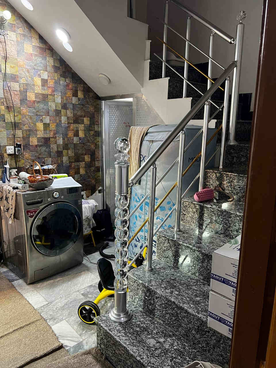 دار للبيع في حي ميسان منطقه 15شارغ 8 قريب مدرسه رشيد الهجري موقع مميز المساحه 133 متر واجه سته ونص شغل جناي صب درجه أولى مسلح بناء حديث طابق  واحد يحتوي على غرفه وصاله ومطبخ مفتوح على صاله وصحيات داخليه وخارجيه وكراج سياره واسع السعر 155 مع المجال للأستفسار الأتصال برقم الجوال الكوفي للوساطة العقاريه ***********
