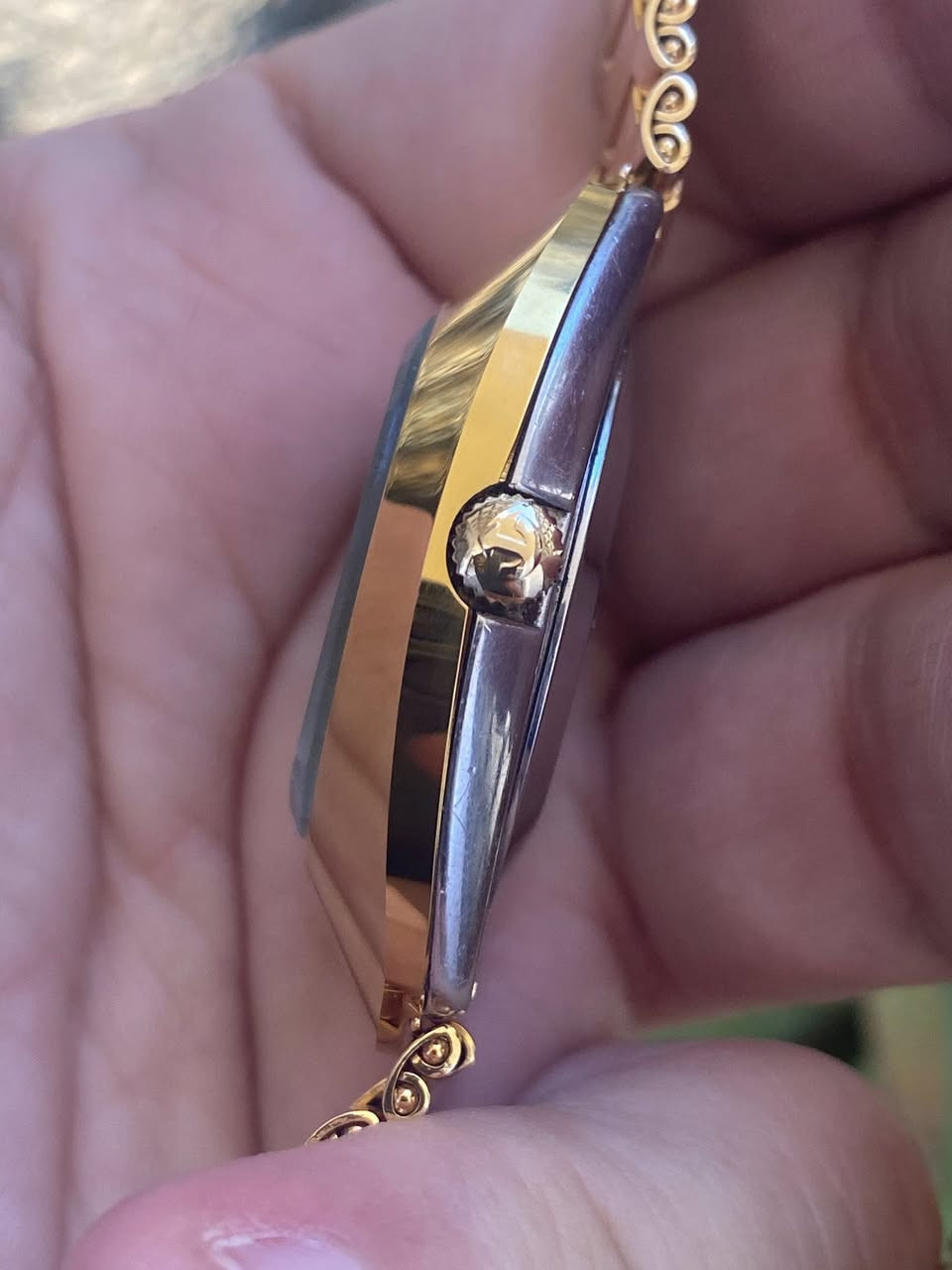 السلام عليكم
نوادر القطع السويسرية
رادو ديستار
سويسري اصلي 
اتوماتيك 
نظافة ٩٥٪؜
طلاء ذهب ثابت
ارقام الماس 
زجاج كريستال ضد الخدوش 
 مقاومة للماء 
القطر ٣٦
يوجد توصيل لجميع المحافظات 
***********
